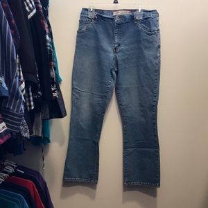 Women’s Levi’s classic relaxed boot cut with stretch 550 size 14S Short